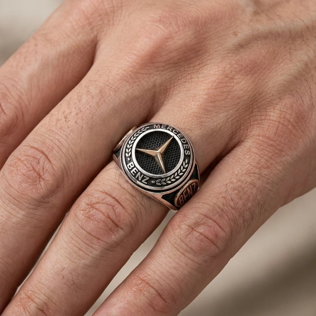 Mercedes-Benz Logolu ve Bal Peteği Dokulu Erkek Yüzüğü ürün görseli