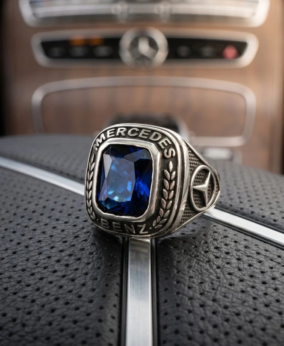Mercedes-Benz Yazılı ve Safir Mavi Taşlı Erkek Yüzüğü ürün görseli