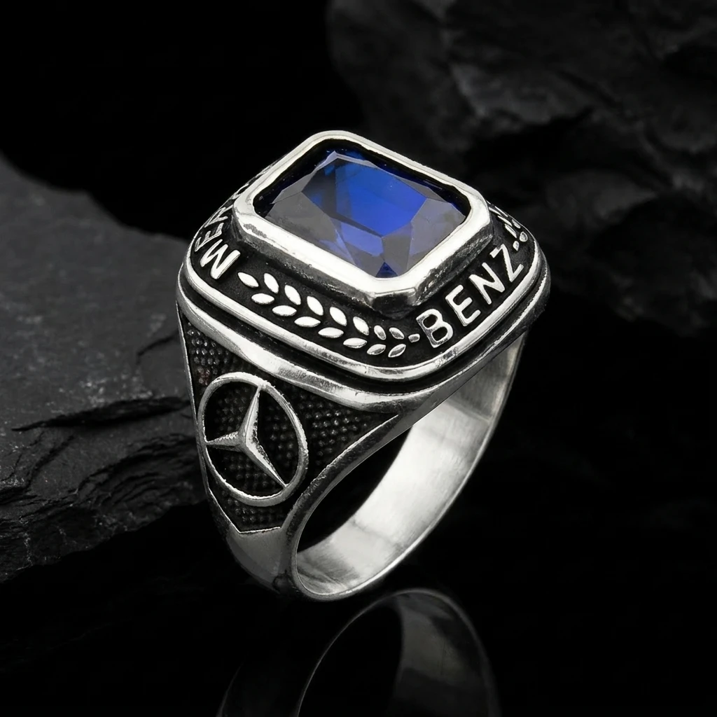 Mercedes-Benz Yazılı ve Safir Mavi Taşlı Erkek Yüzüğü ürün görseli
