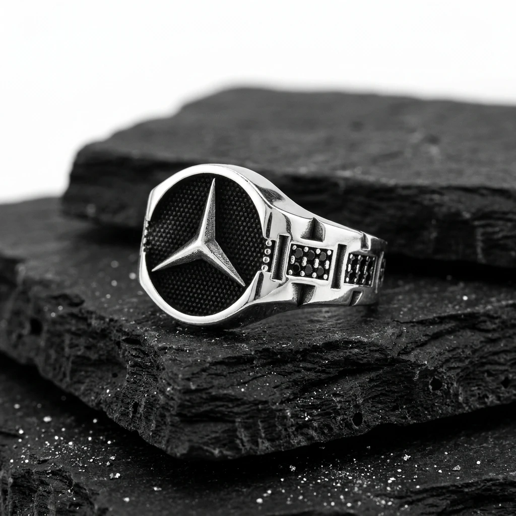 Mat Siyah Zeminli Mercedes Logolu Erkek Yüzüğü ürün görseli