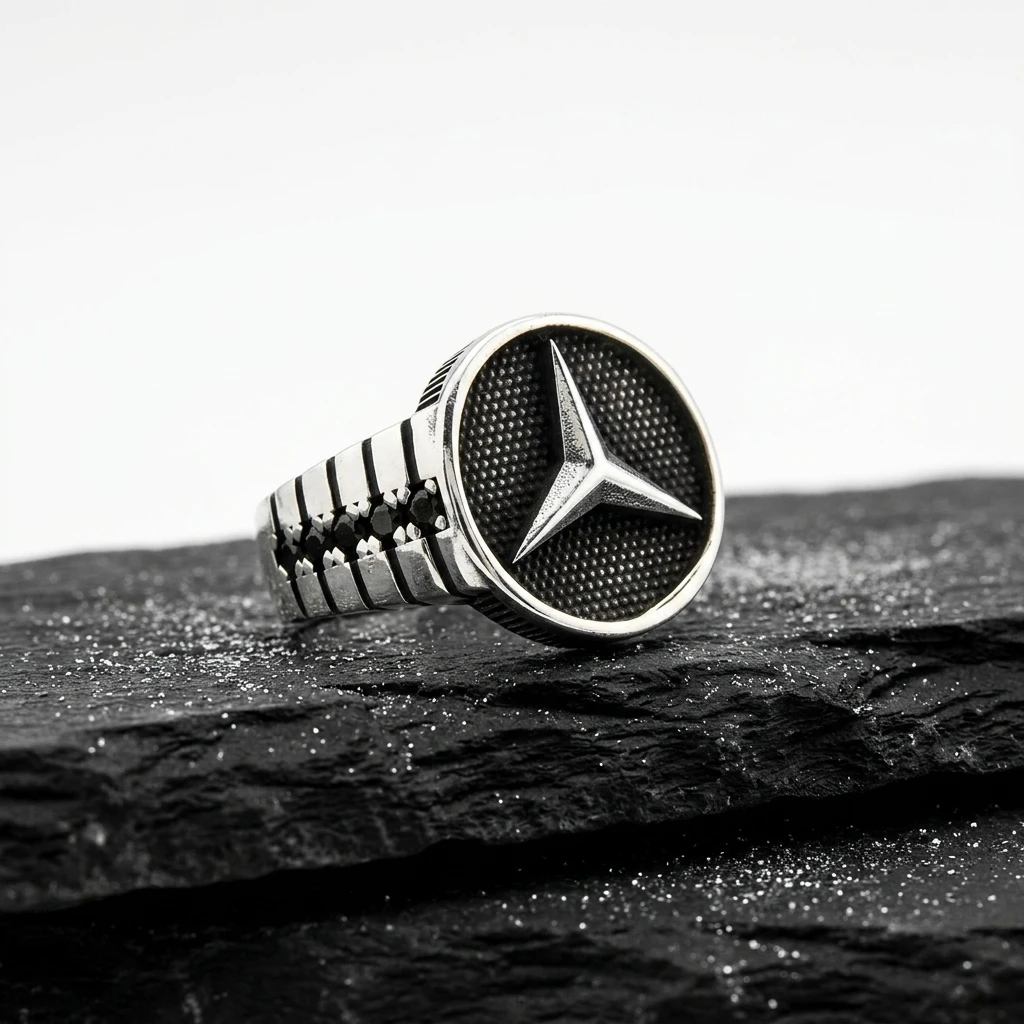 Yanları Siyah Taşlı ve Kademeli Tasarım Mercedes Erkek Yüzüğü ürün görseli