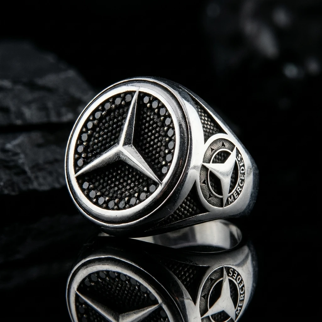 Siyah Taşlı ve Yanı Logolu Mercedes Erkek Yüzüğü ürün görseli