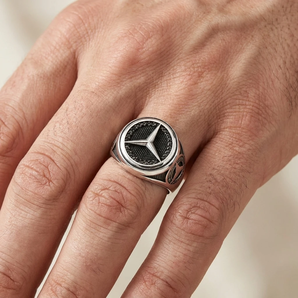 Siyah Taşlı ve Yanı Logolu Mercedes Erkek Yüzüğü ürün görseli
