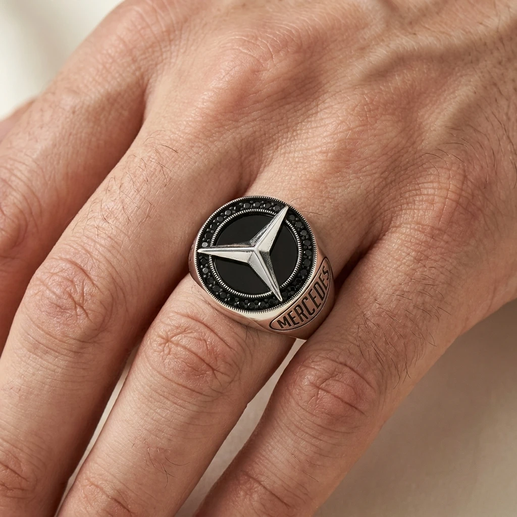 Yanı Yazılı ve Siyah Taşlı Mercedes Erkek Yüzüğü ürün görseli