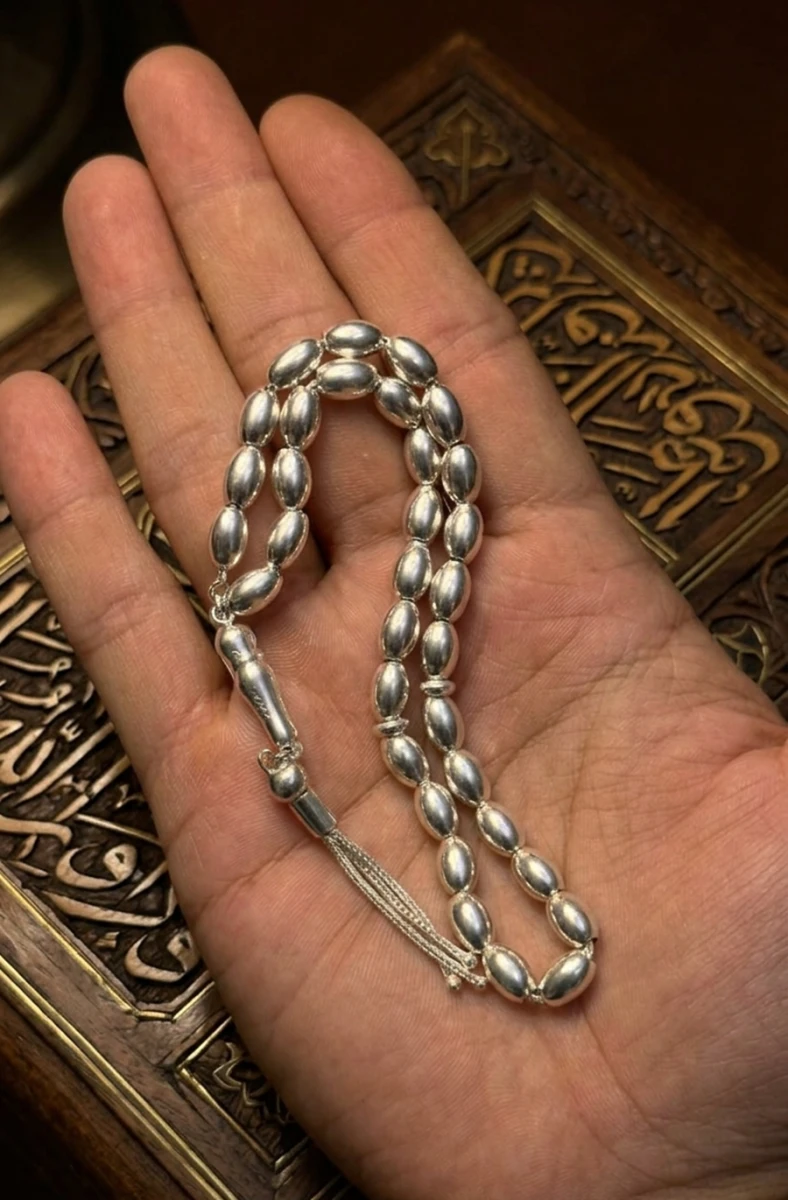 Sade ve Klasik Zarafet: Pürüzsüz Arpa Kesim Gümüş Tesbih
