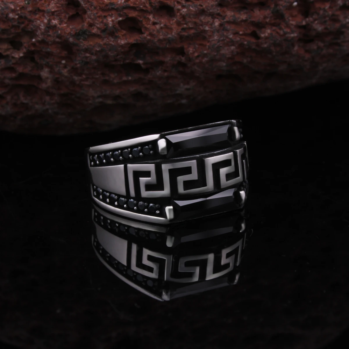 Geometrik Labirent Detaylı Siyah Taşlı Yüzük