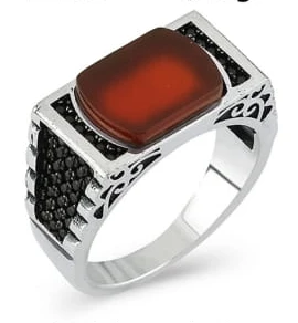 Kırmızı Akik Taşlı Dikdörtgen Kasalı ve Yanları Basamak Motifli Modern Erkek Yüzük