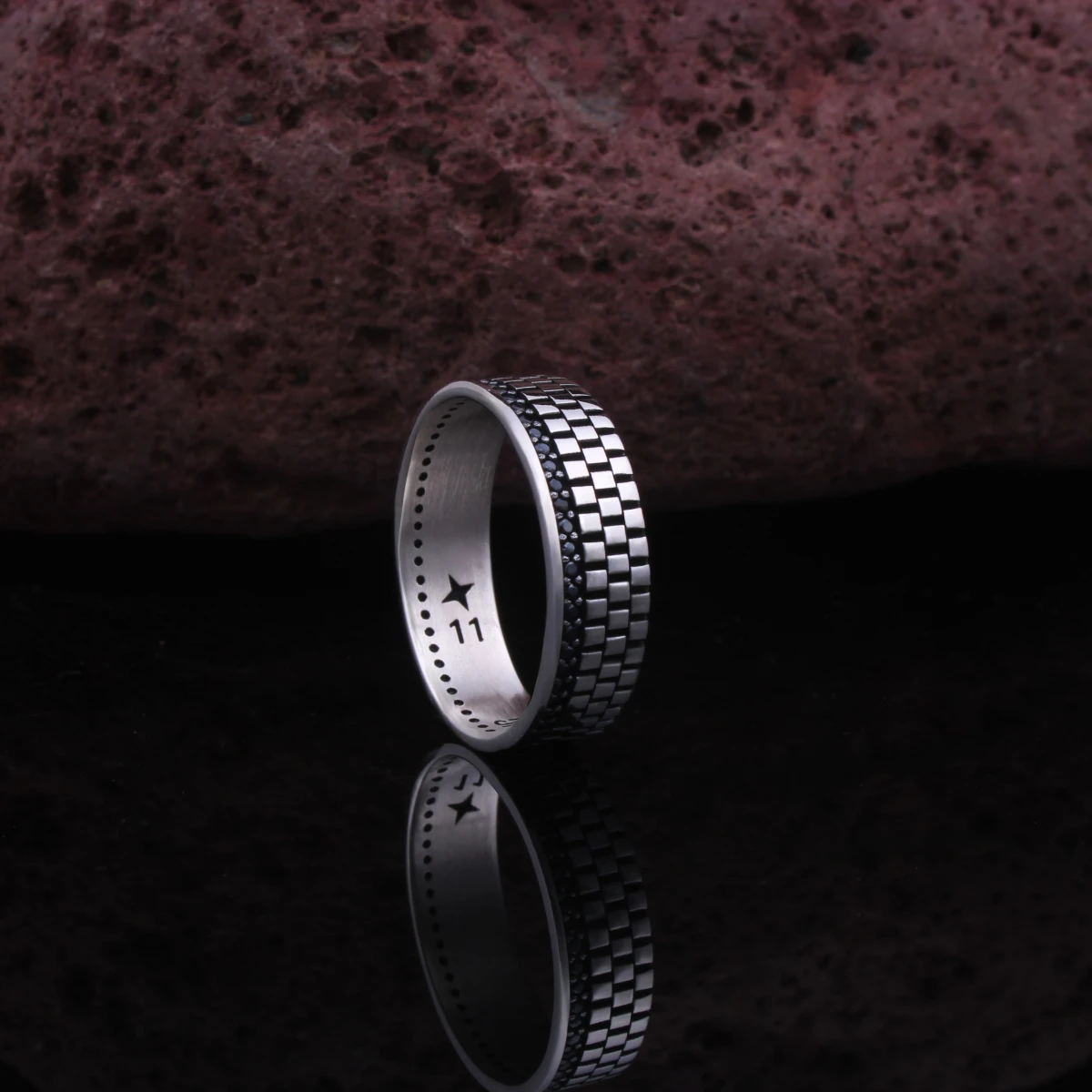 Bal Peteği Desenli Siyah Taşlı Erkek Alyans