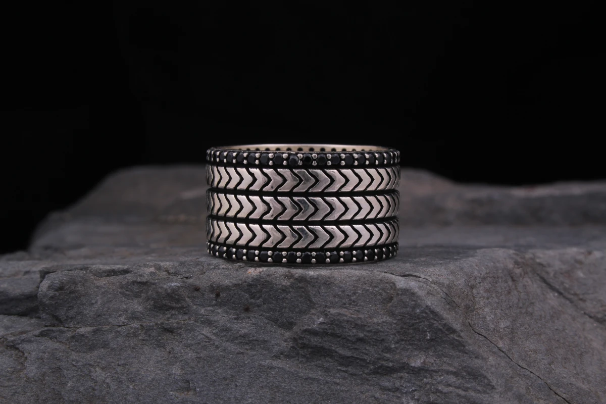 Balık Sırtı 3 Sıra Taşlı Erkek Alyans