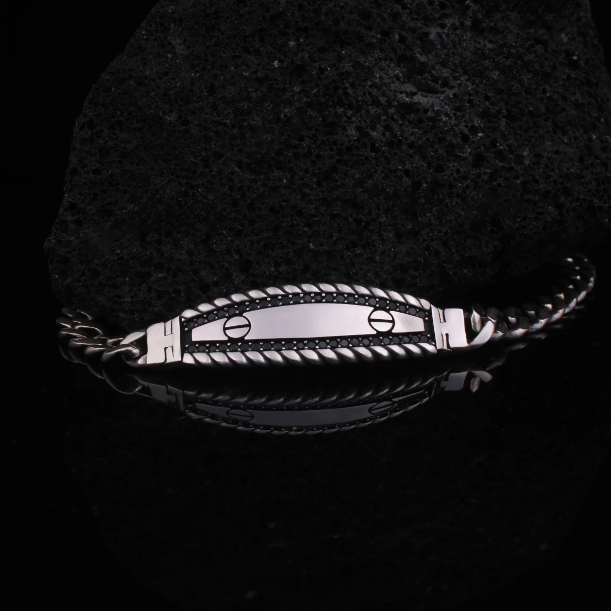 Burgu Halat Desenli ve Vida Detaylı Siyah Zirkon Taşlı Lüks Gurmet Zincir Bileklik