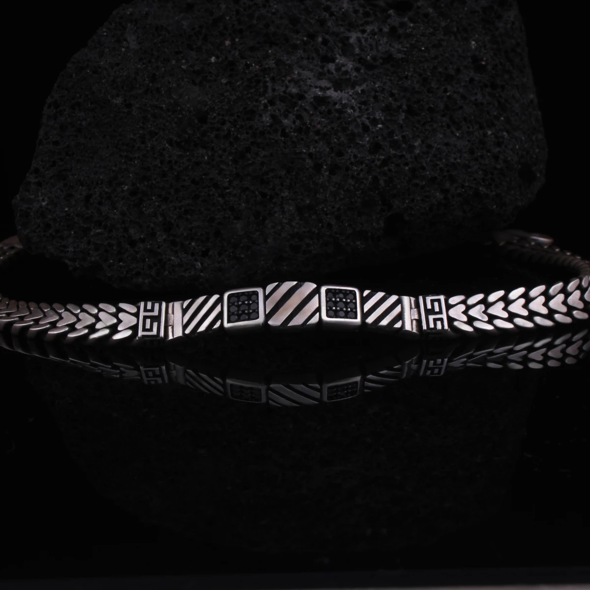 Geometrik Çizgi Desenli Model Bileklik