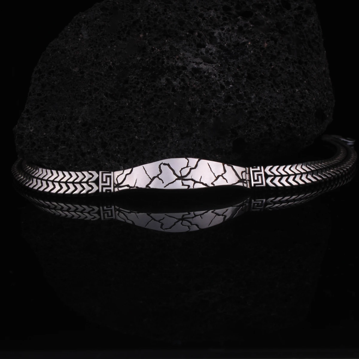 Çatlak Desenli Modern Erkek Bileklik