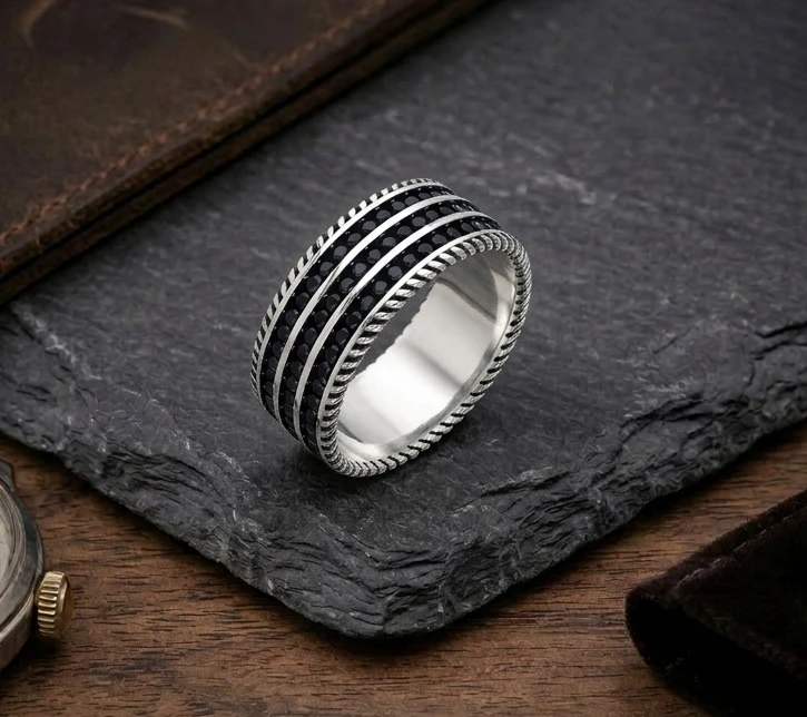 Üç Sıra Siyah Taşlı ve Burgu Kenarlı Erkek Alyans