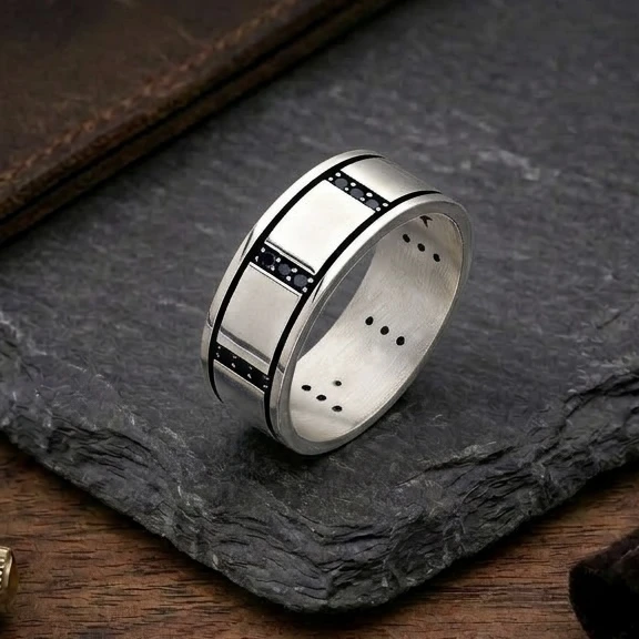 Dikdörtgen Panel Tasarımlı Siyah Taşlı Erkek Alyans