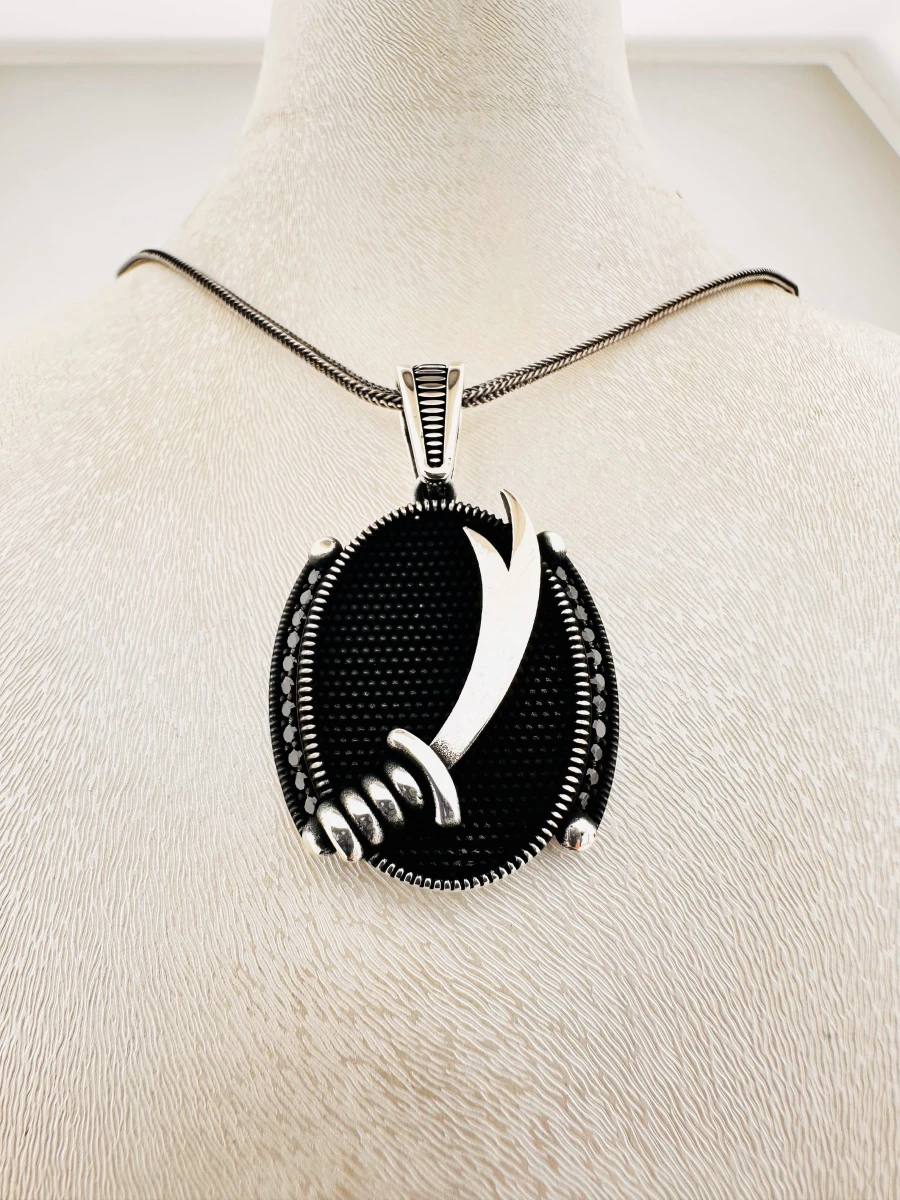 Oval Zülfikar Kılıcı Siyah Taşlı Kolye Ucu