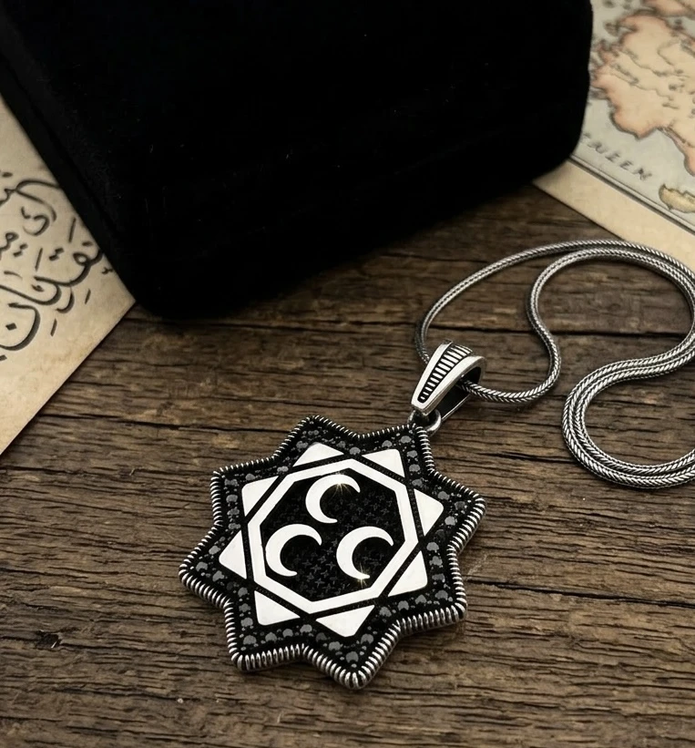 Üç Hilal Detaylı Siyah Taşlı Sekiz Köşeli Yıldız Kolye Ucu