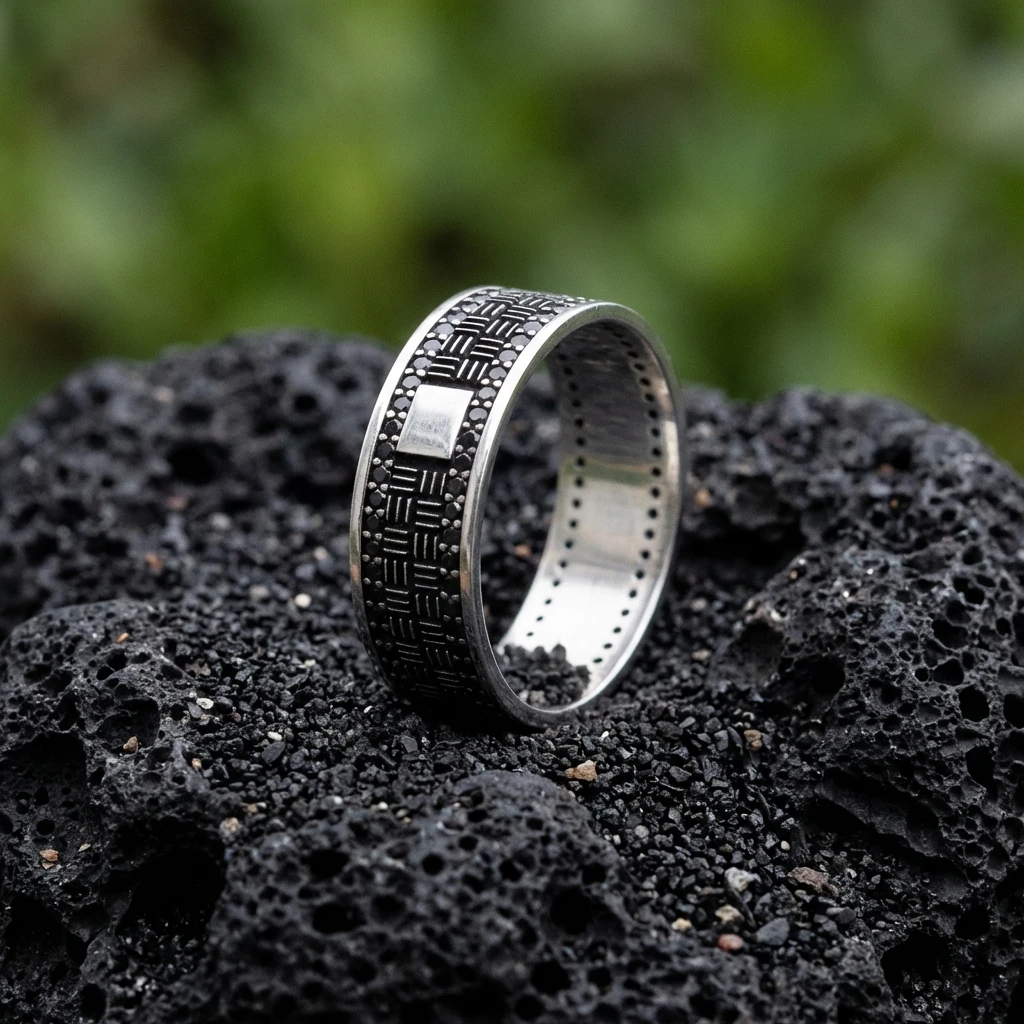 Özel Plakalı ve Çizgi Desenli Taşlı Alyans