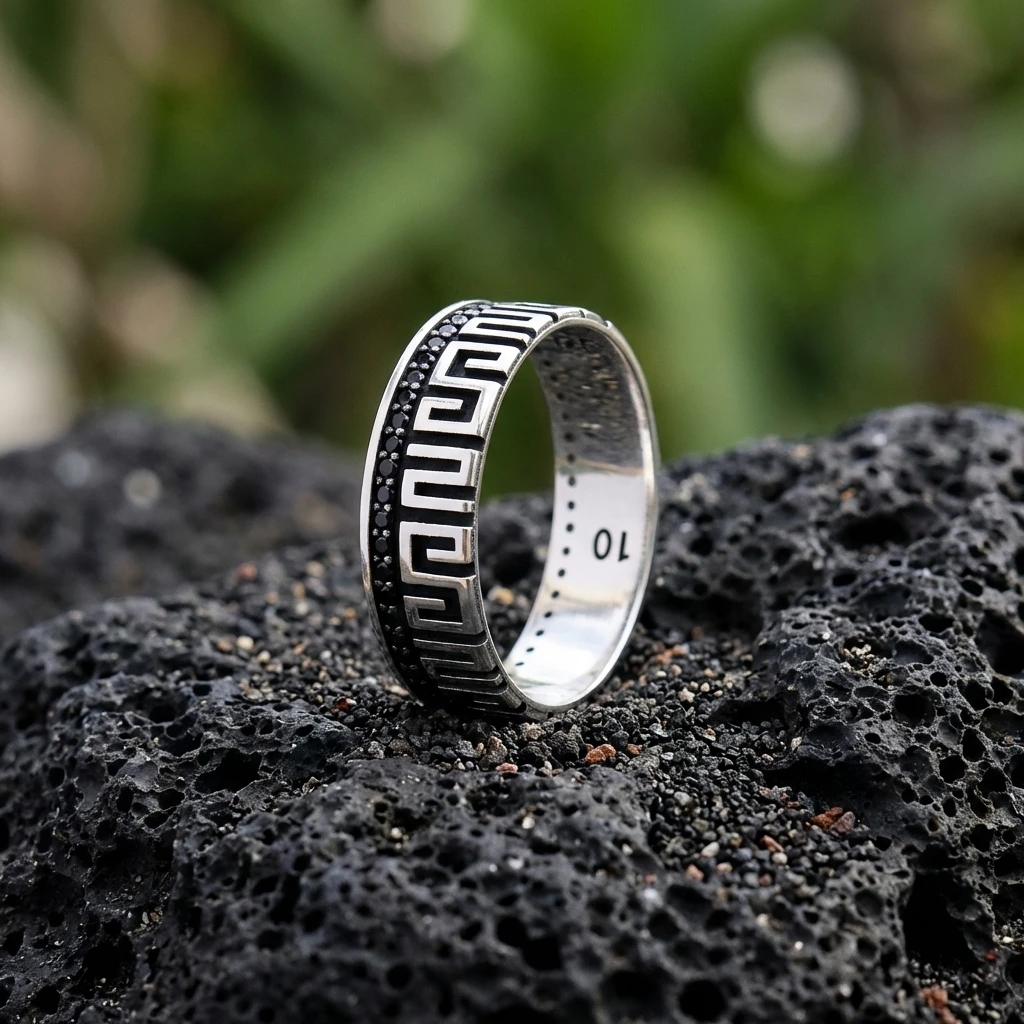 Grek Anahtarı Desenli Siyah Taşlı Alyans