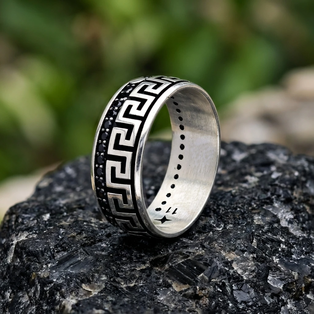 Greek Desenli Siyah Taşlı Erkek Alyans