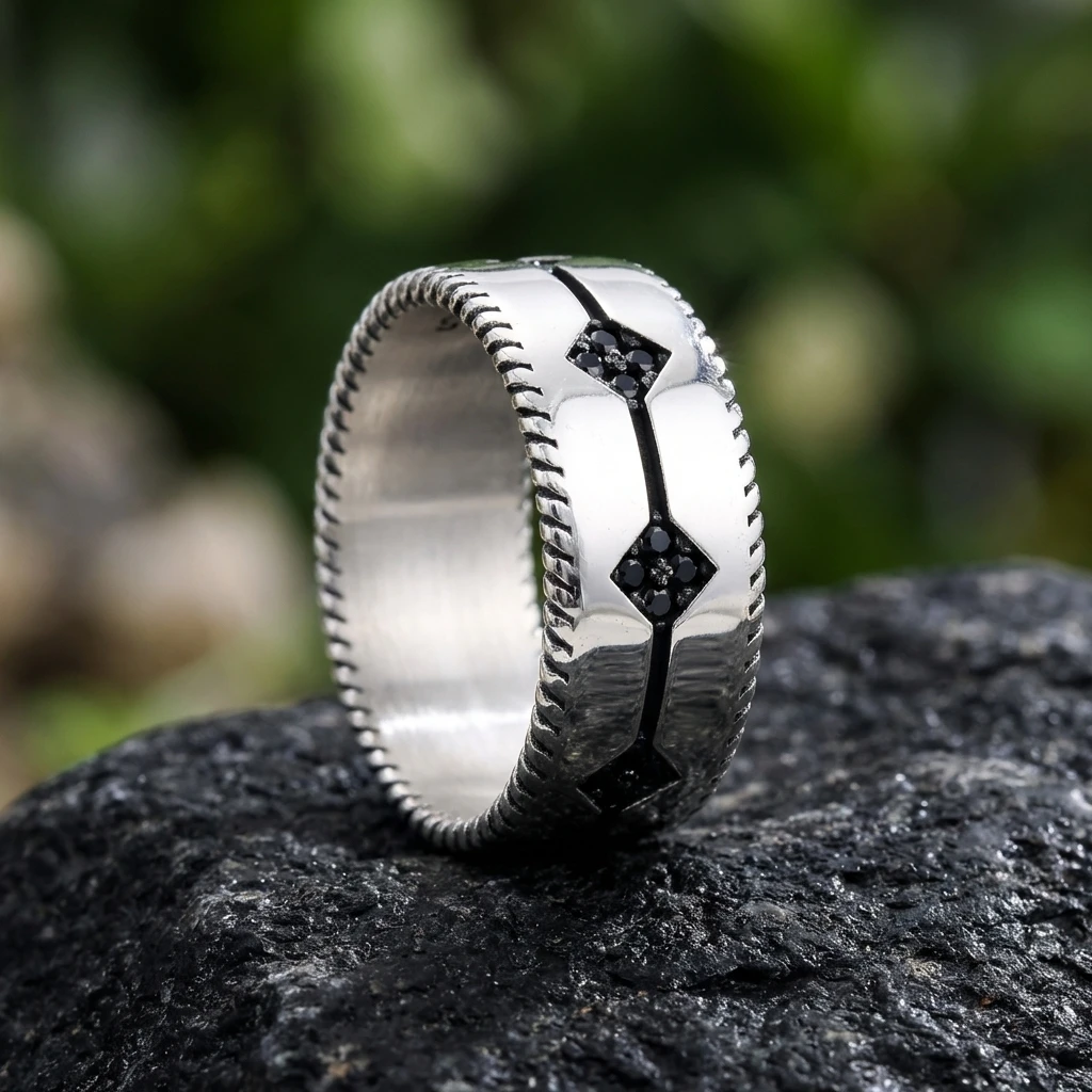 Üç Sıra Siyah Taşlı ve Burgu Kenarlı Erkek Alyans
