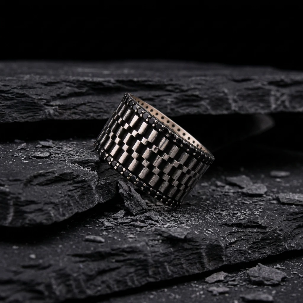 Geometrik Blok Desenli Siyah Taşlı Erkek Alyans