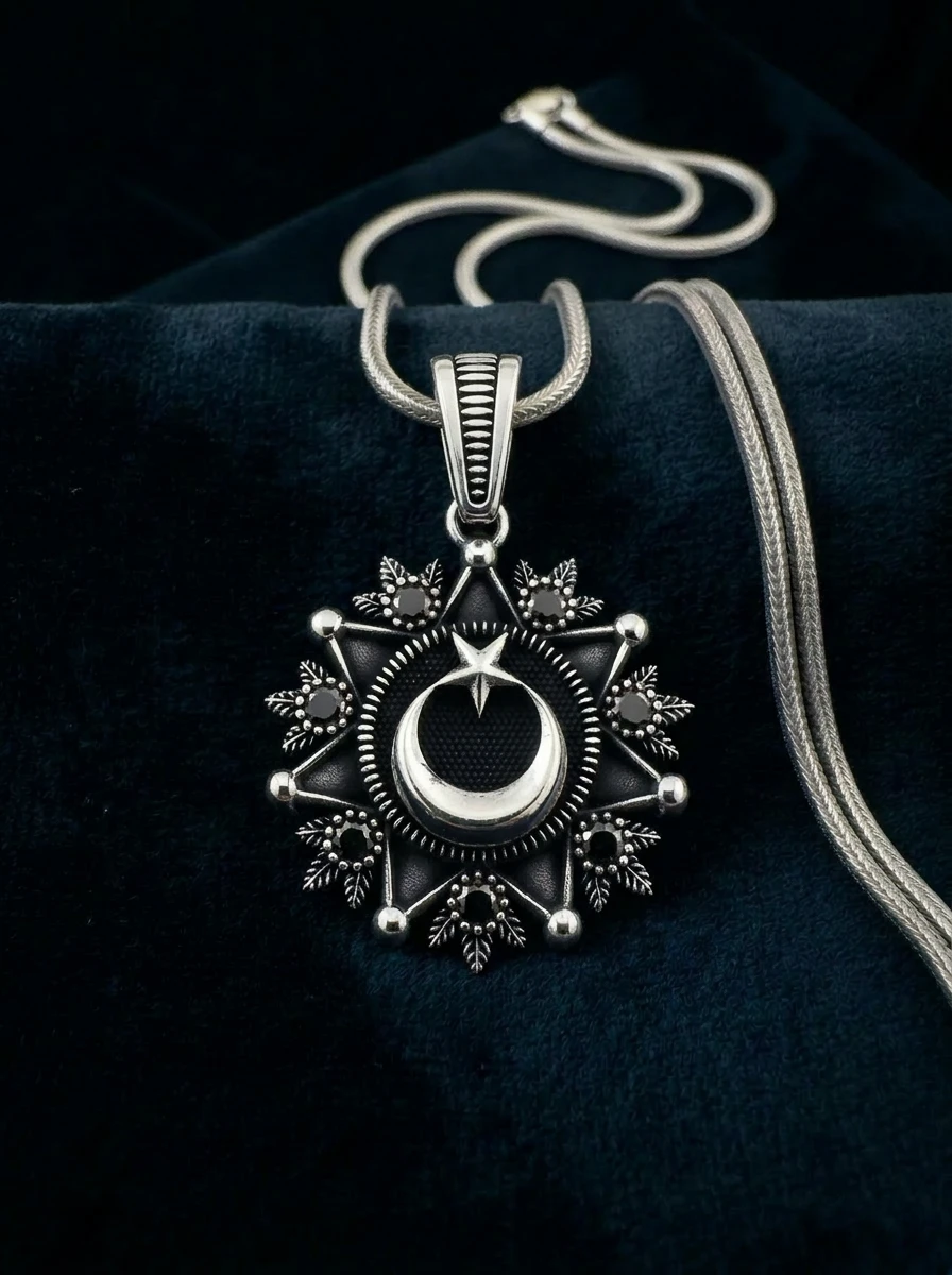 Kırmızı Taşlı Yaprak Motifli Ay Yıldız Kolye Ucu