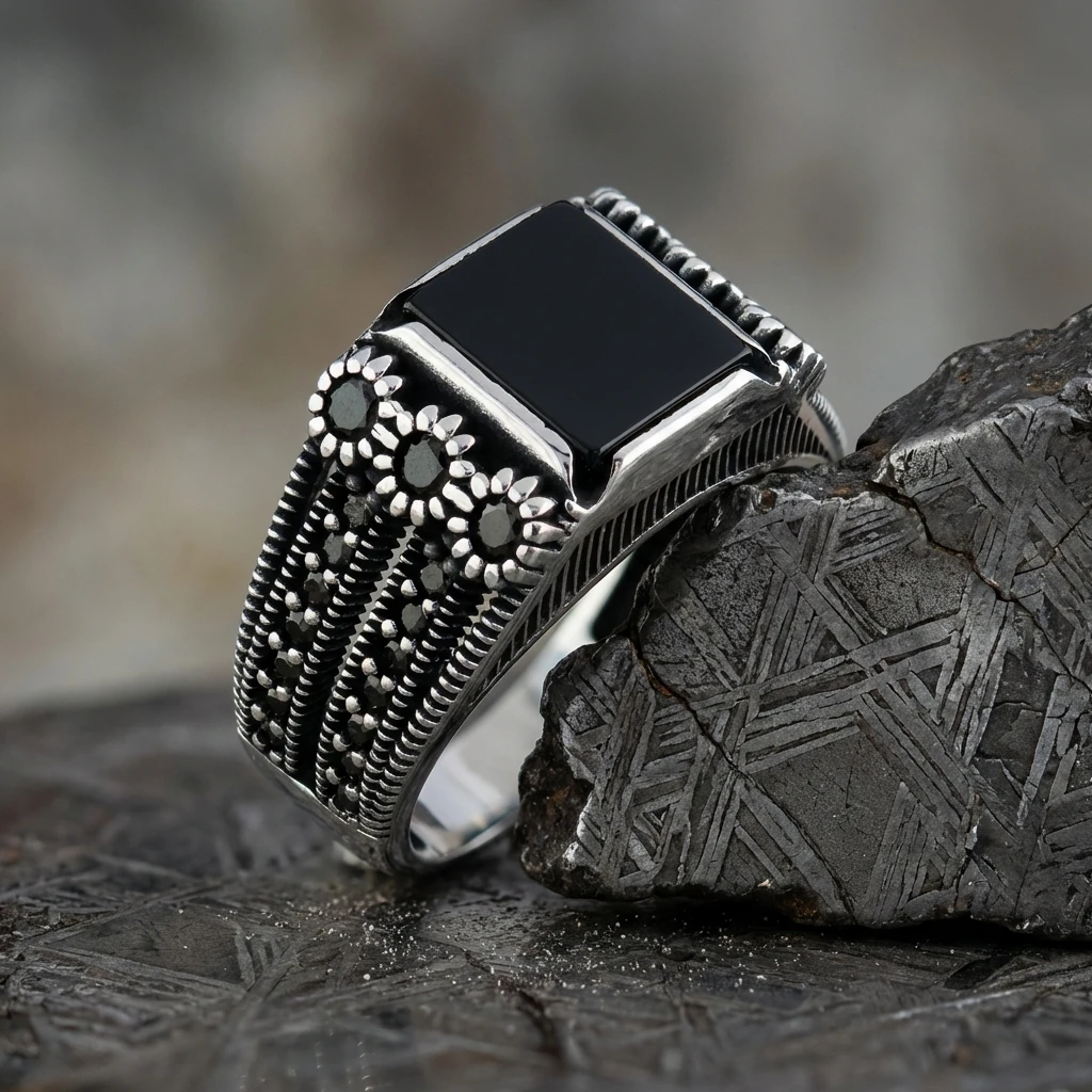 Siyah Kare Taşlı Yanları Mikro Siyah Zirkon İşlemeli Gümüş Erkek Yüzüğü