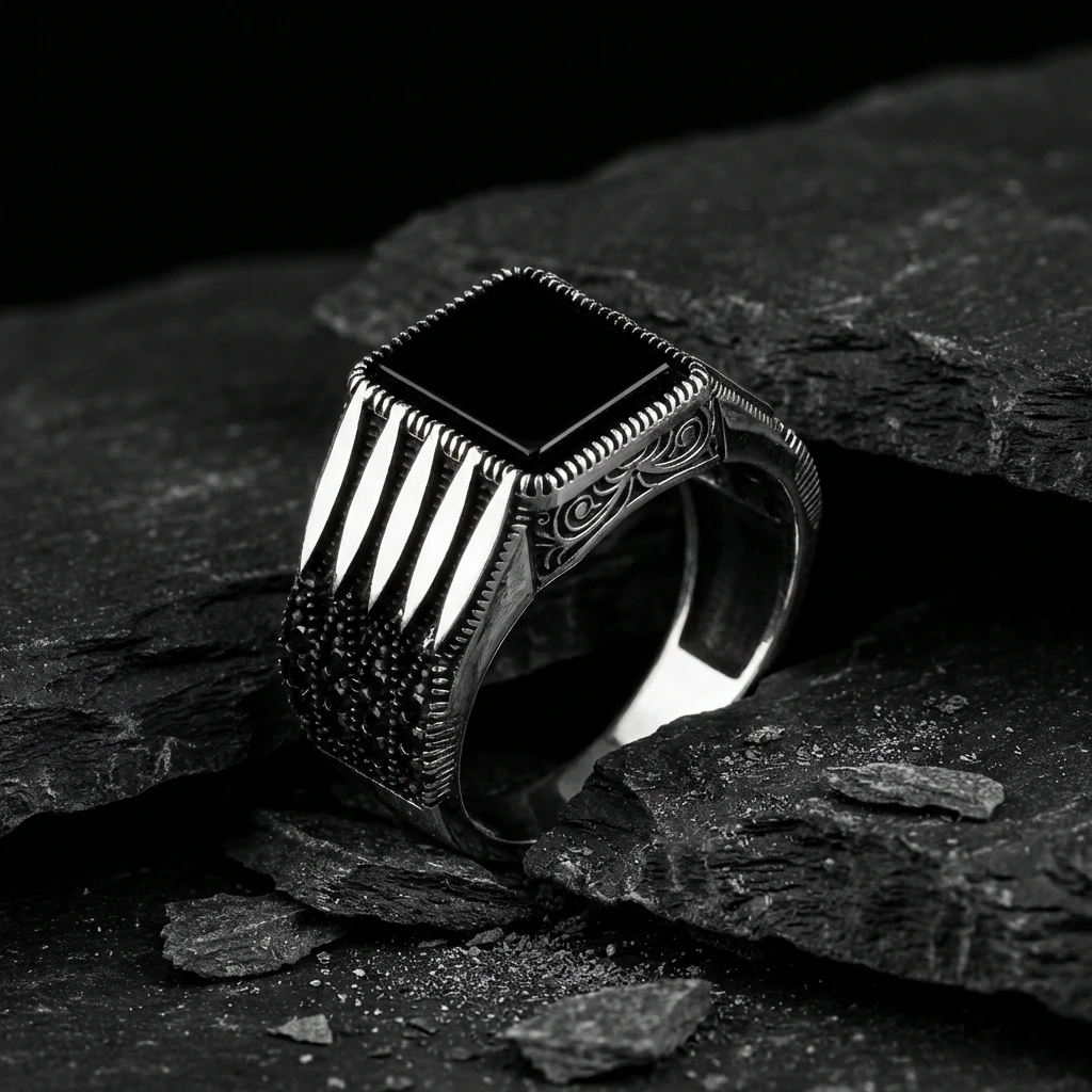 Siyah Kare Taşlı Yanları Mikro Zirkon ve Barok İşlemeli Gümüş Yüzük