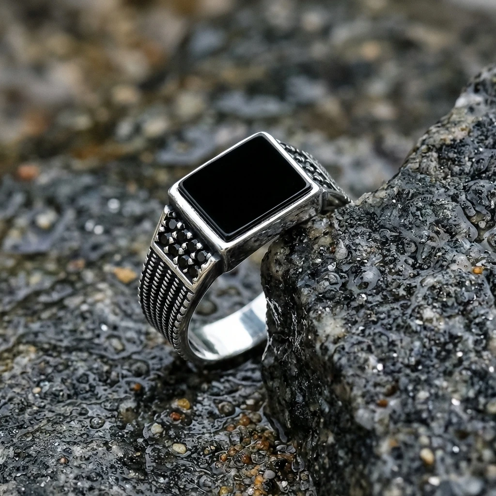 Yanları Mikro Siyah Taşlı Dikdörtgen Kesim Gümüş Erkek Yüzüğü