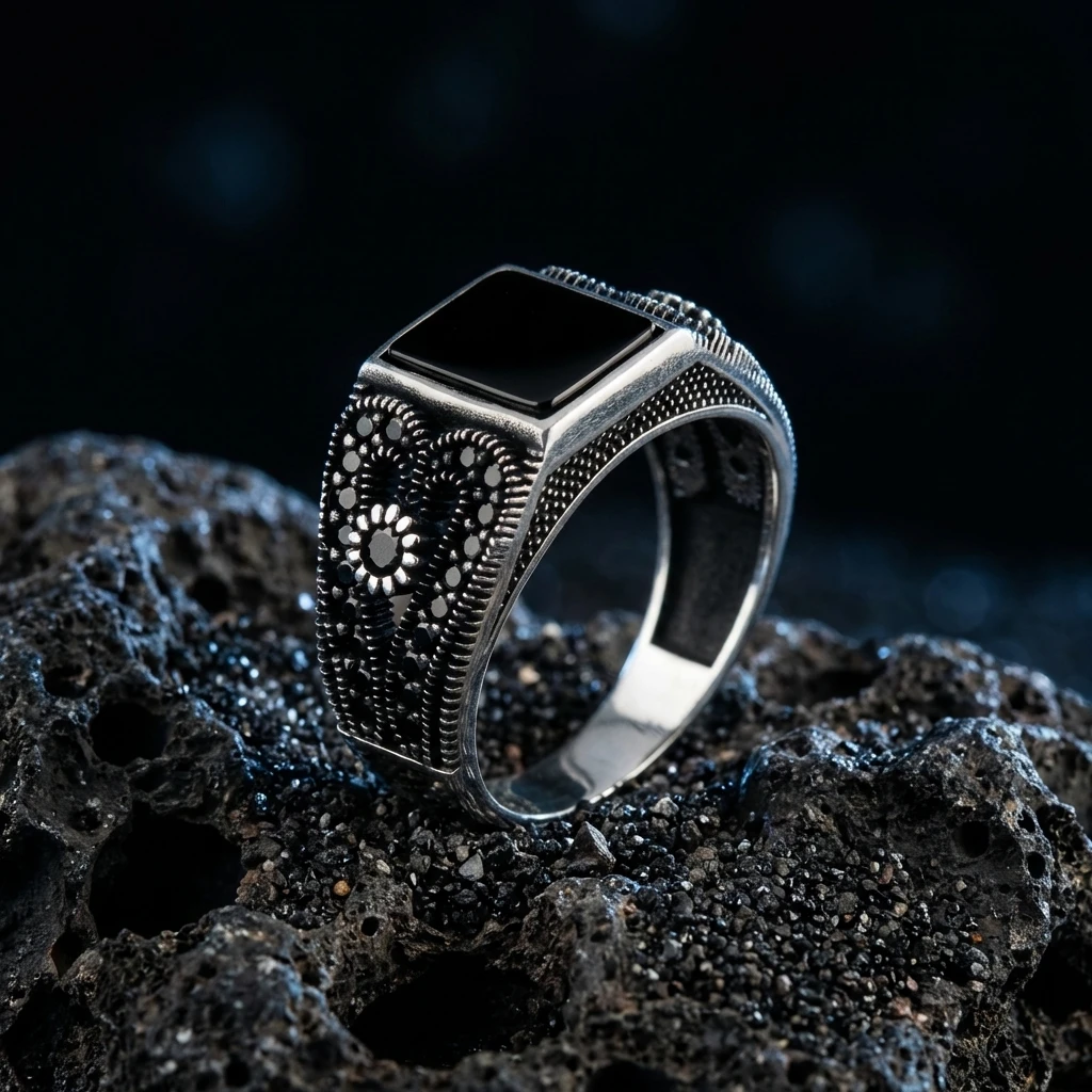 Yanları Mikro Siyah Zirkon İşlemeli Kare Siyah Taşlı Gümüş Yüzük