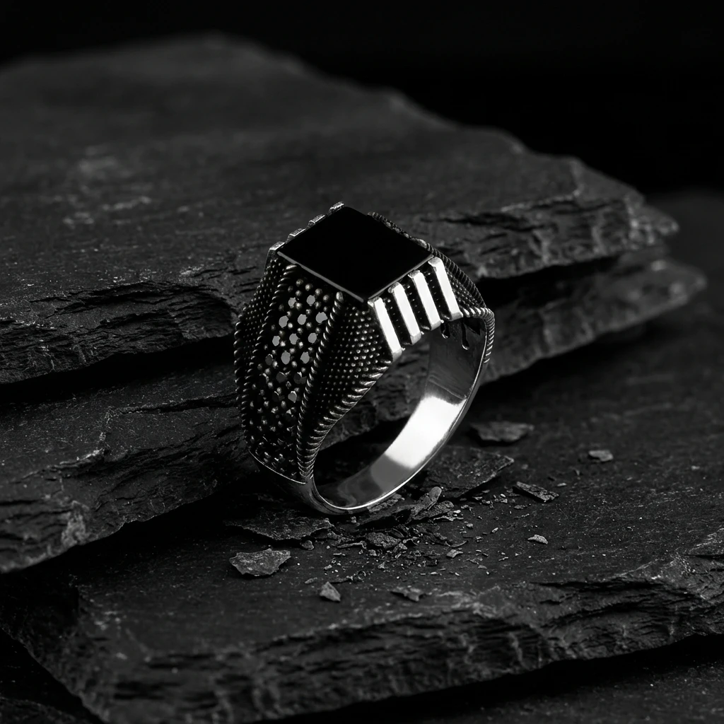 Siyah Kare Taşlı Yanları Siyah Taş Mıhlama ve Sütunlu Gümüş Yüzük