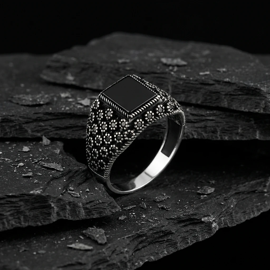 Yanları Dairesel Taş Dizimli Burgu Çerçeveli Gümüş Erkek Yüzüğü