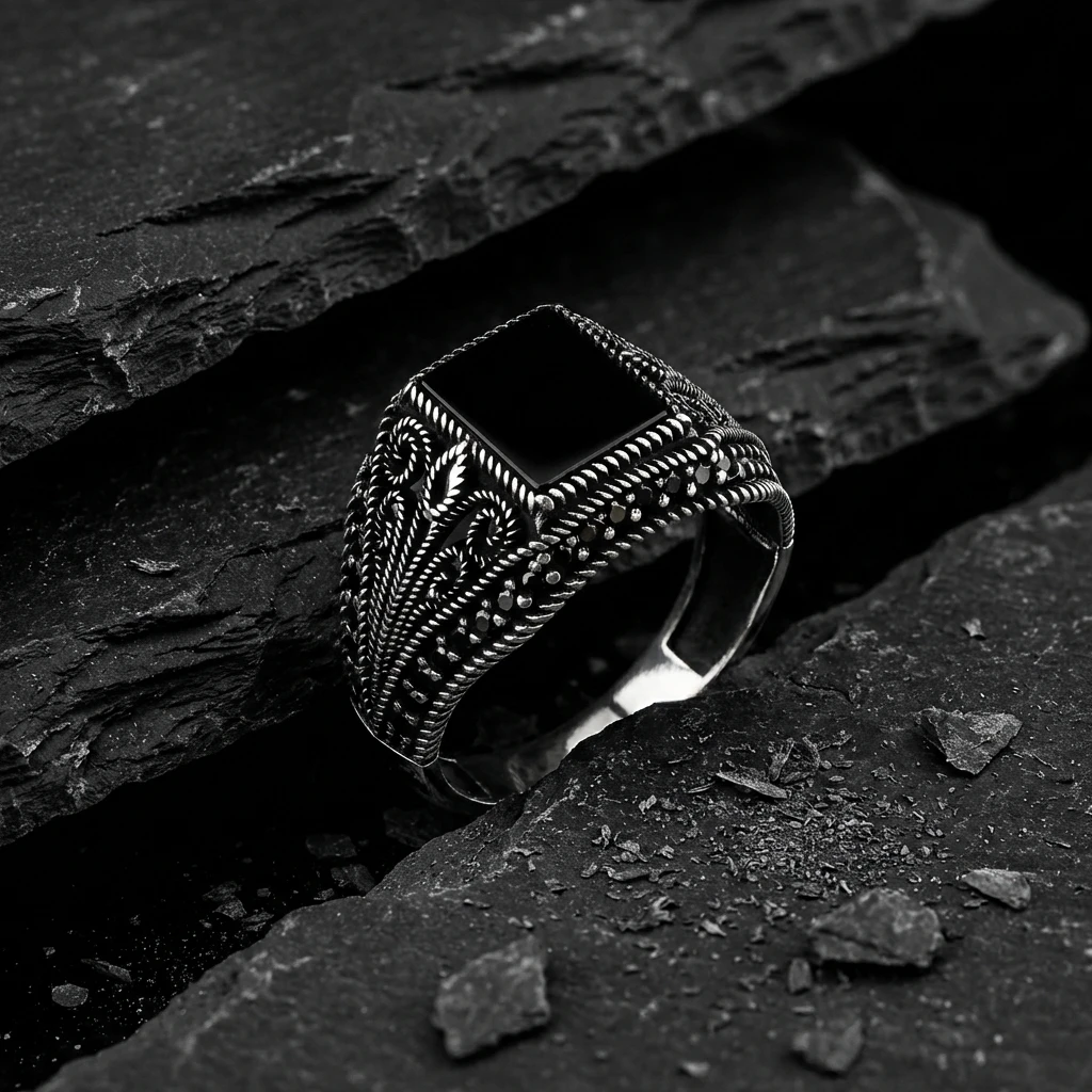 Siyah Kare Taşlı Yanları Yaprak Motifli Mikro Zirkonlu Gümüş Yüzük