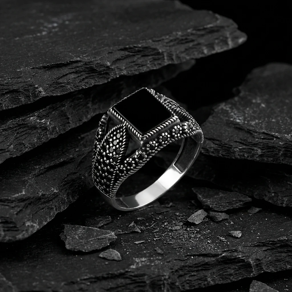 Siyah Kare Taşlı Yanları Çiçek Desenli ve Burgu Çerçeveli Gümüş Yüzük