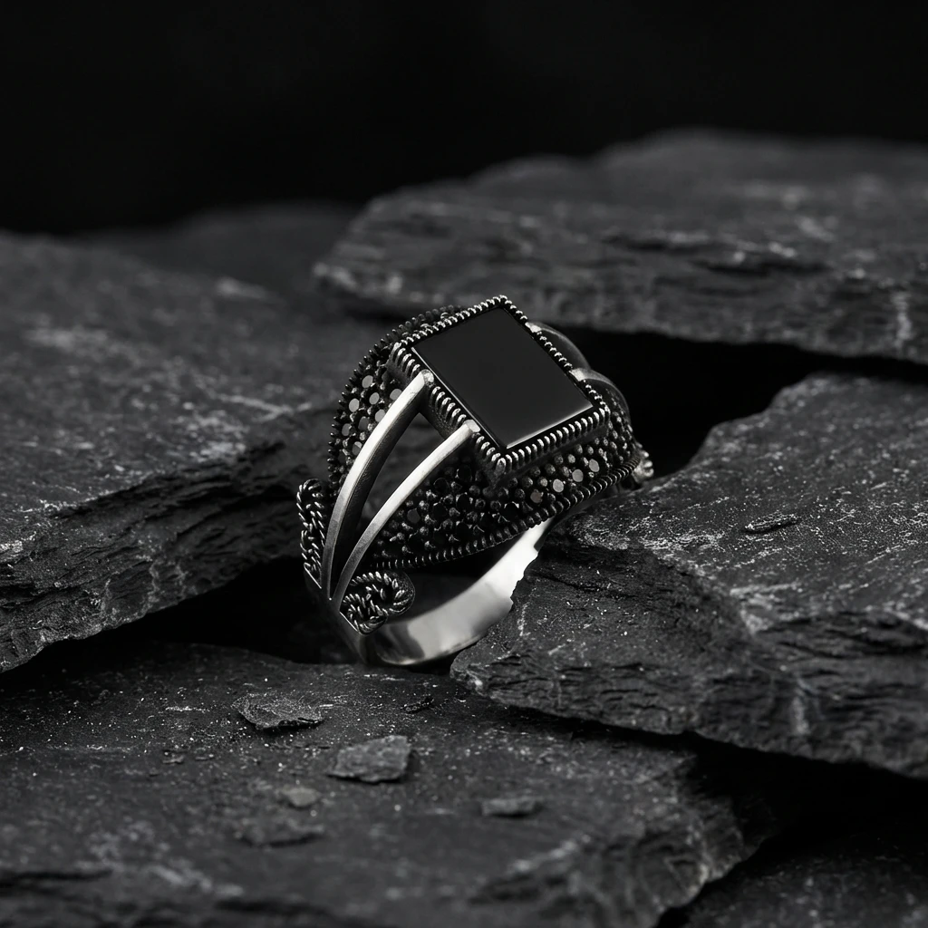 Siyah Kare Taşlı Yanları Mikro Zirkon İşlemeli Gümüş Erkek Yüzüğü