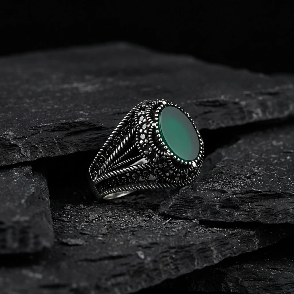 Yeşil Doğal Taşlı Yanları Pencereli ve Mikro Taşlı Gümüş Erkek Yüzüğü