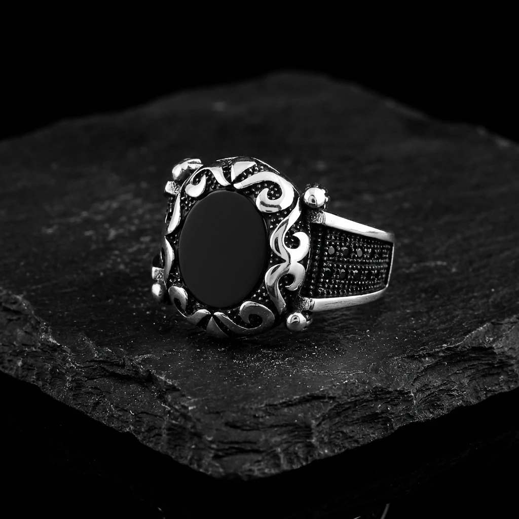 Kavisli İşlemeli Yuvarlak Siyah Oniks Erkek Yüzük