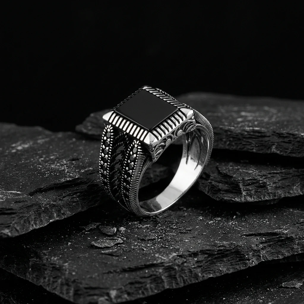 Gümüş Kare Siyah Oniks Taşlı Örgü Desenli Erkek Yüzük
