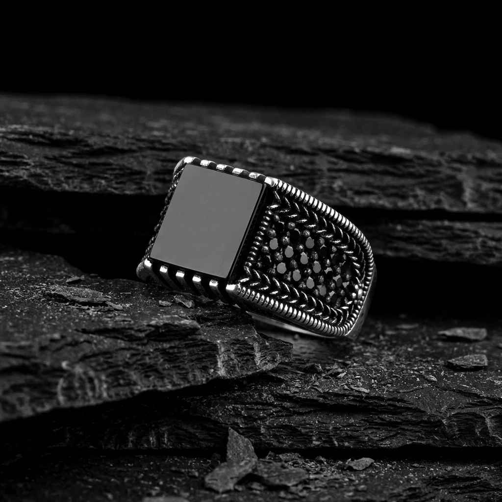 Kare Oniks Taşlı ve Yanları Örgü Desenli Erkek Yüzük