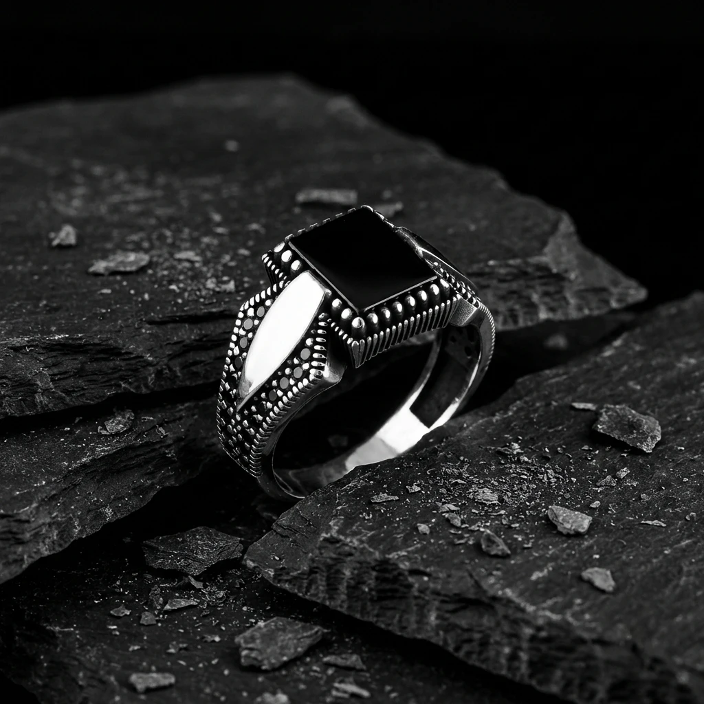 Perçin Detaylı Kare Siyah Oniks Erkek Yüzük