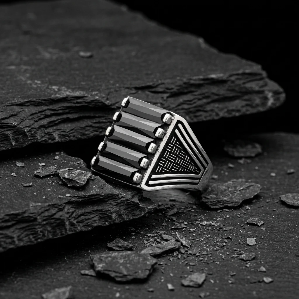 Üçgen Desenli Beşli Baget Taşlı Yüzük