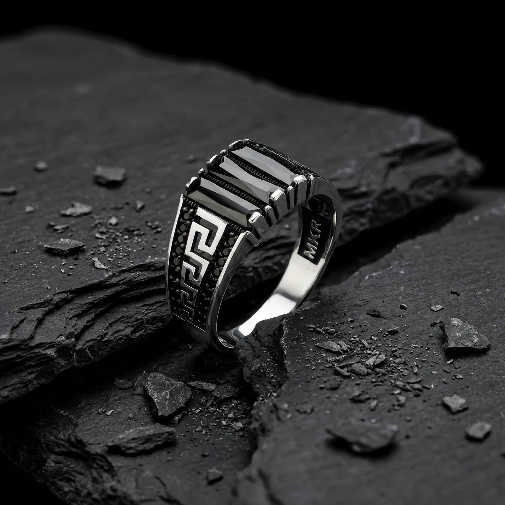 Labirent Desenli Üçlü Baget Taşlı Gümüş Yüzük