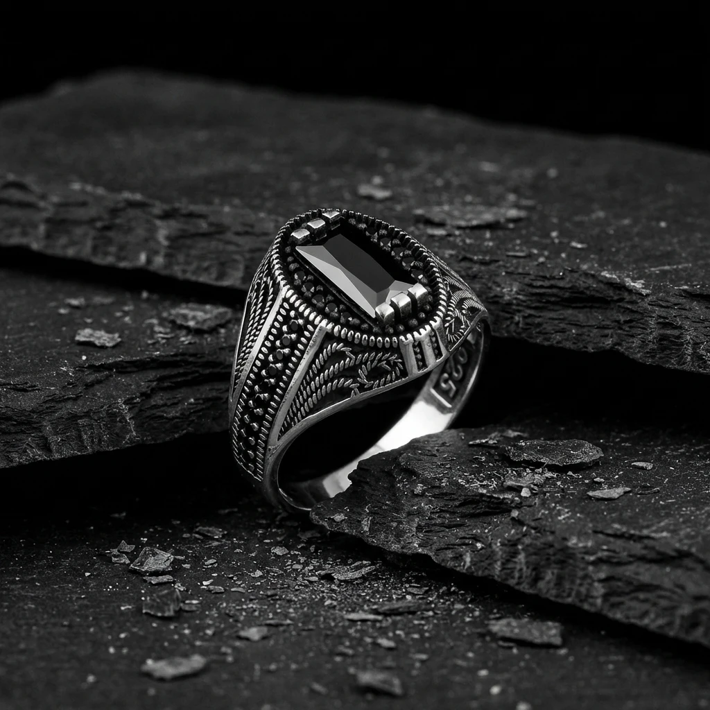 Yaprak Desenli Oval Çerçeveli Baget Taşlı Gümüş Yüzük