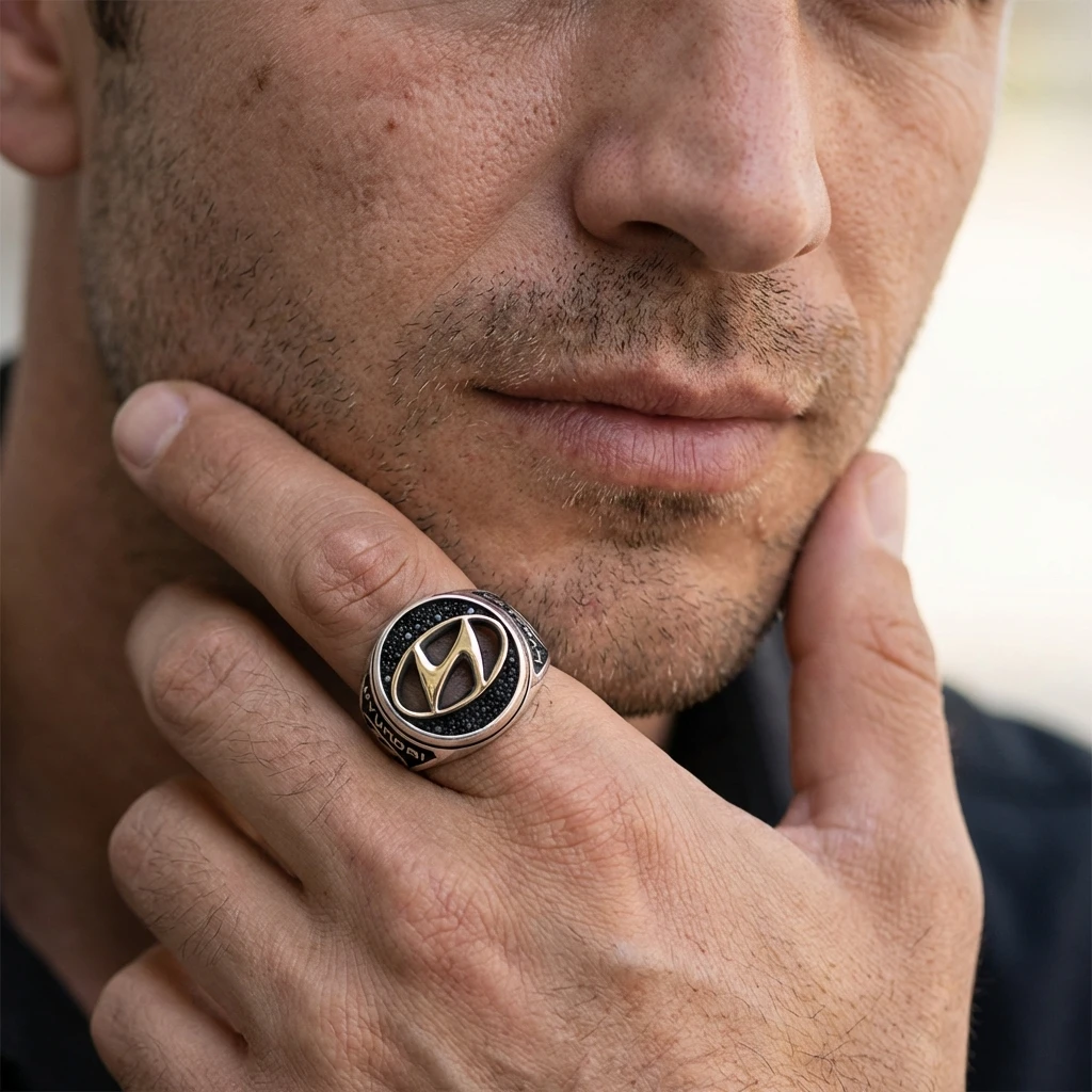Hyundai Logolu ve Siyah Taşlı Erkek Yüzüğü