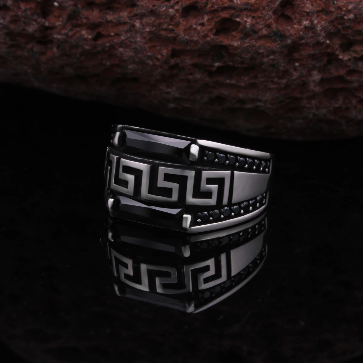 Geometrik Labirent Detaylı Siyah Taşlı Yüzük