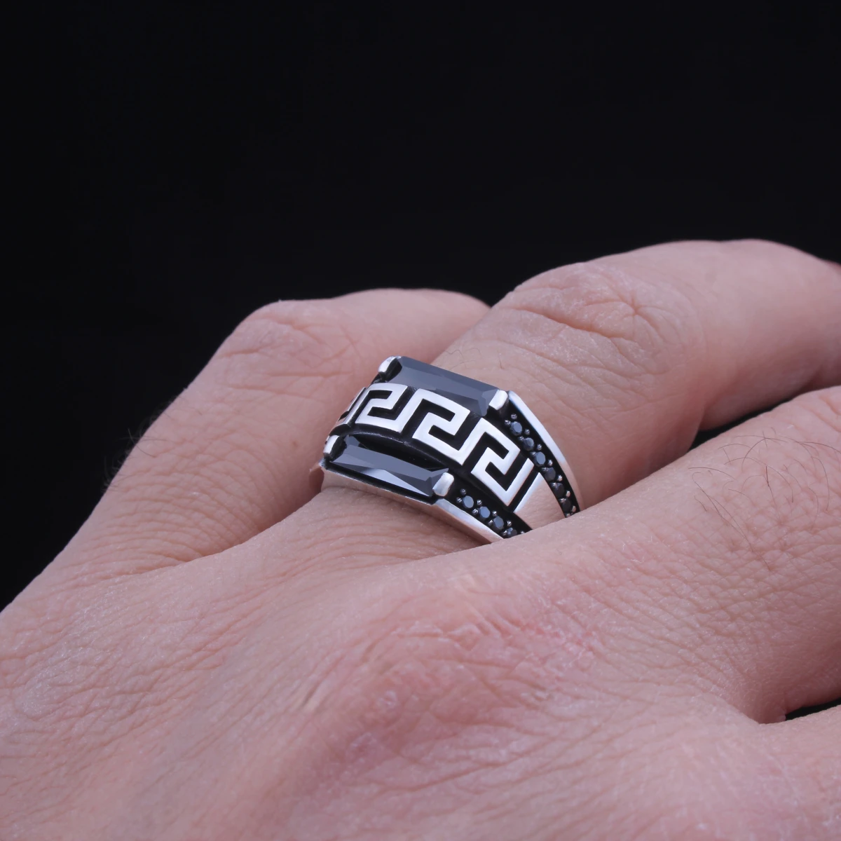 Geometrik Labirent Detaylı Siyah Taşlı Yüzük