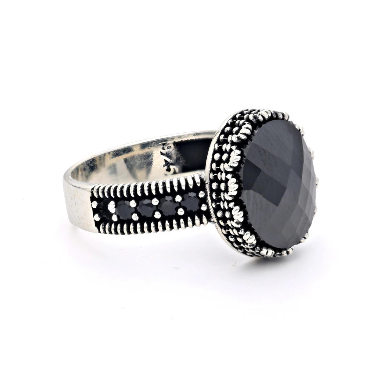 Oval Kesim Yanları Mikro Taşlı Erkek Yüzük