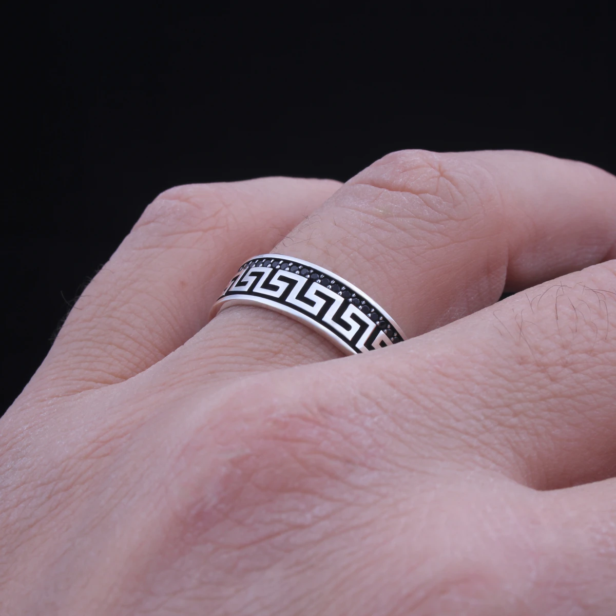 Gümüş Labirent Motifli ve Siyah Taşlı Tasarım Alyans