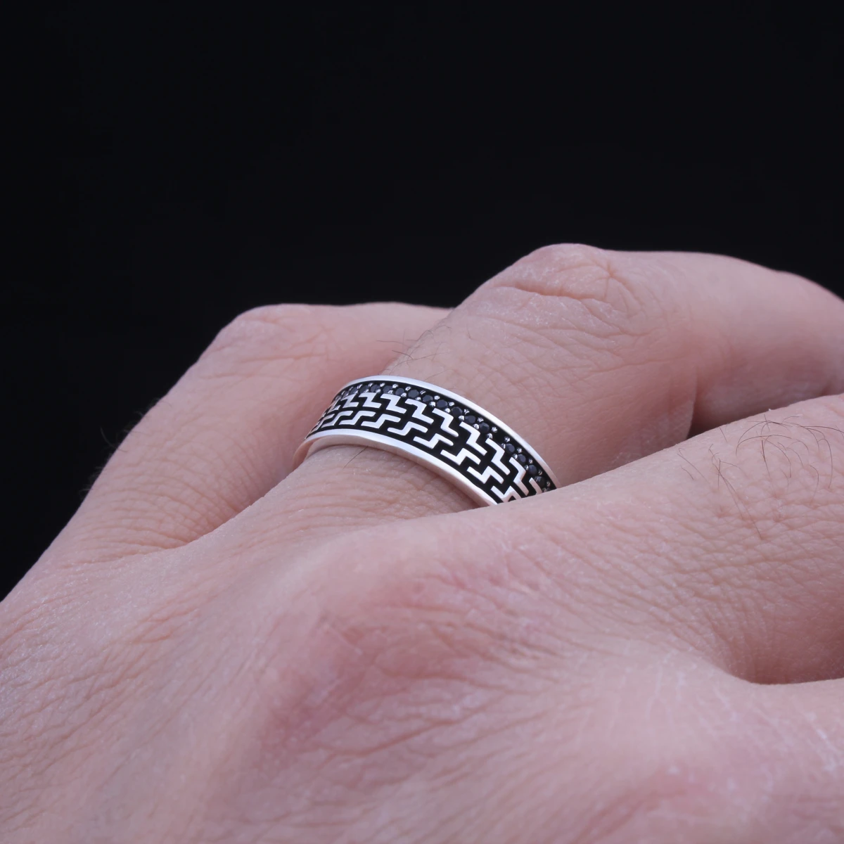 Geometrik Z-Desenli Siyah Taşlı Alyans