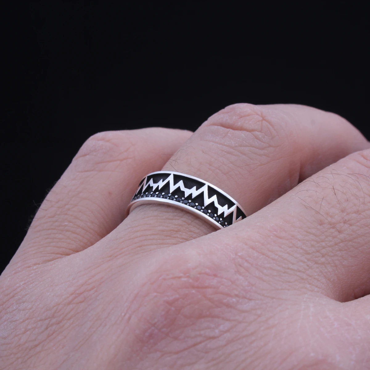 Zikzak Desenli Siyah Taşlı Alyans